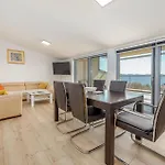 2 Bedroom Gorgeous In Lägenhet *